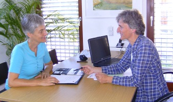 Steuerberaterin Cathrin Ambacher (rechts) im Gespräch mit einer Mandantin